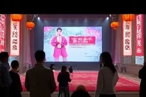 《镜中故人》围读现场示意，长桌与散落剧本