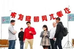 《河床》纪录片署名争议示意，干涸河床与摄像机支架