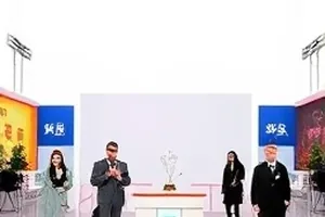 《长夜灯影》换角风波场景示意，冷调走廊灯影构图